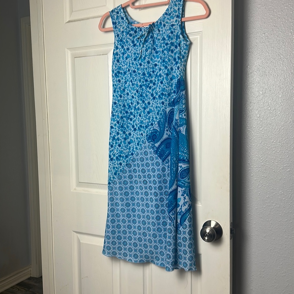 Junior’s blue paisley y2k midi dress